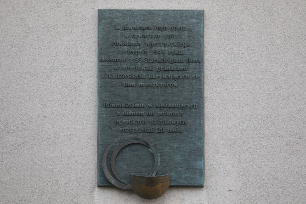 Tablica na kamienicy przy ul. Grójeckiej 104