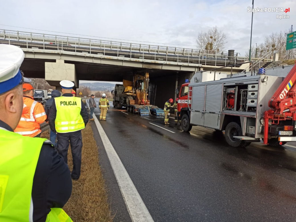 Kierowca źle ocenił rozmiar i utknął. Pomogli mu strażacy