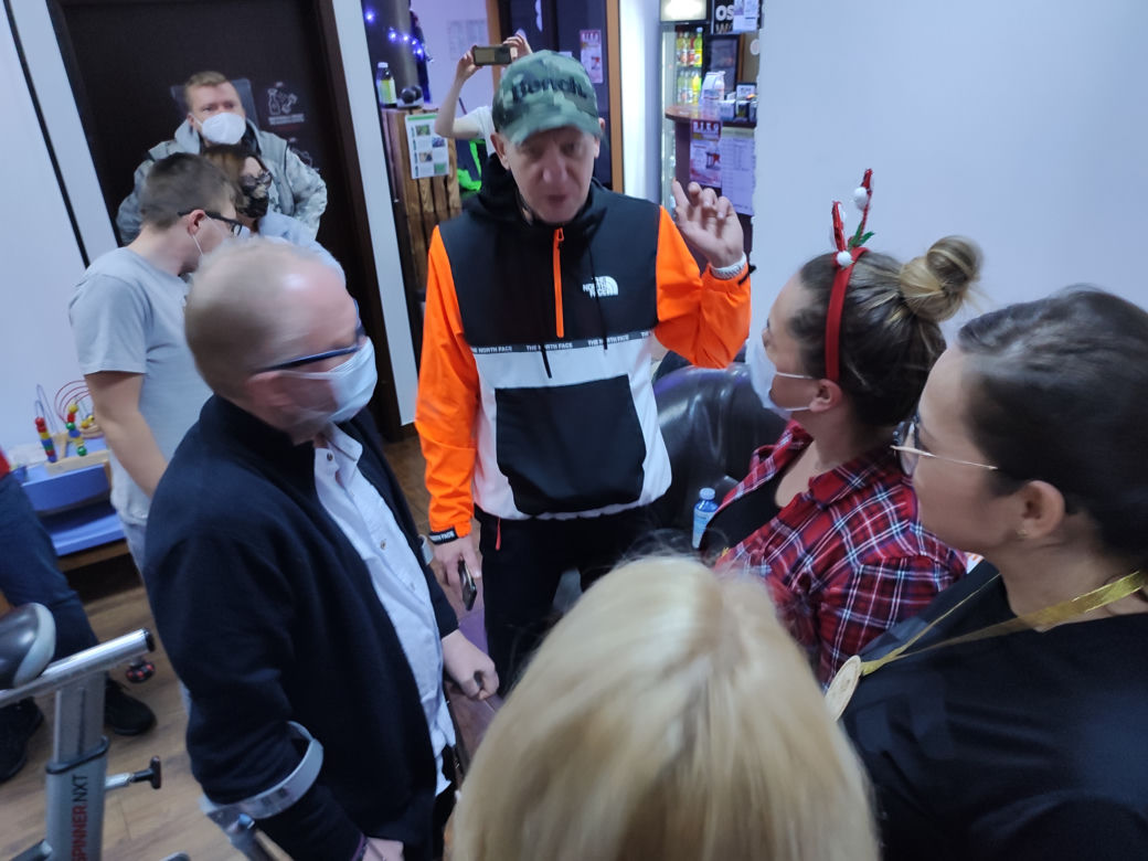 Bieg mikołajkowy na bieżni w Siłowni Joker