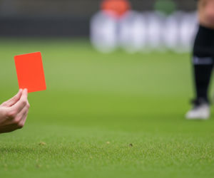 Ekstraklasa piłkarska: Zagłębie Lubin i Cracovia bez bramek. Kto zobaczył czerwoną kartkę i jaki to miało wpływ?