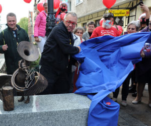 Jerzy Owsiak odłonił w Kołobrzegu figurkę poświęconą WOŚP