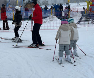 Kosiniak-Kamysz uczy dzieci szusować