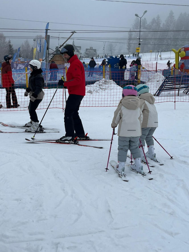 Kosiniak-Kamysz uczy dzieci szusować