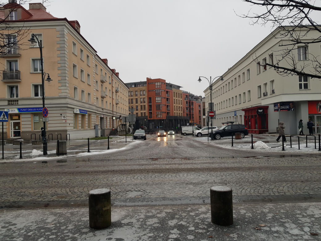 Gołoledź, marznące opady i oblodzone chodniki. Tak wyglądał poranek na drogach w Białymstoku