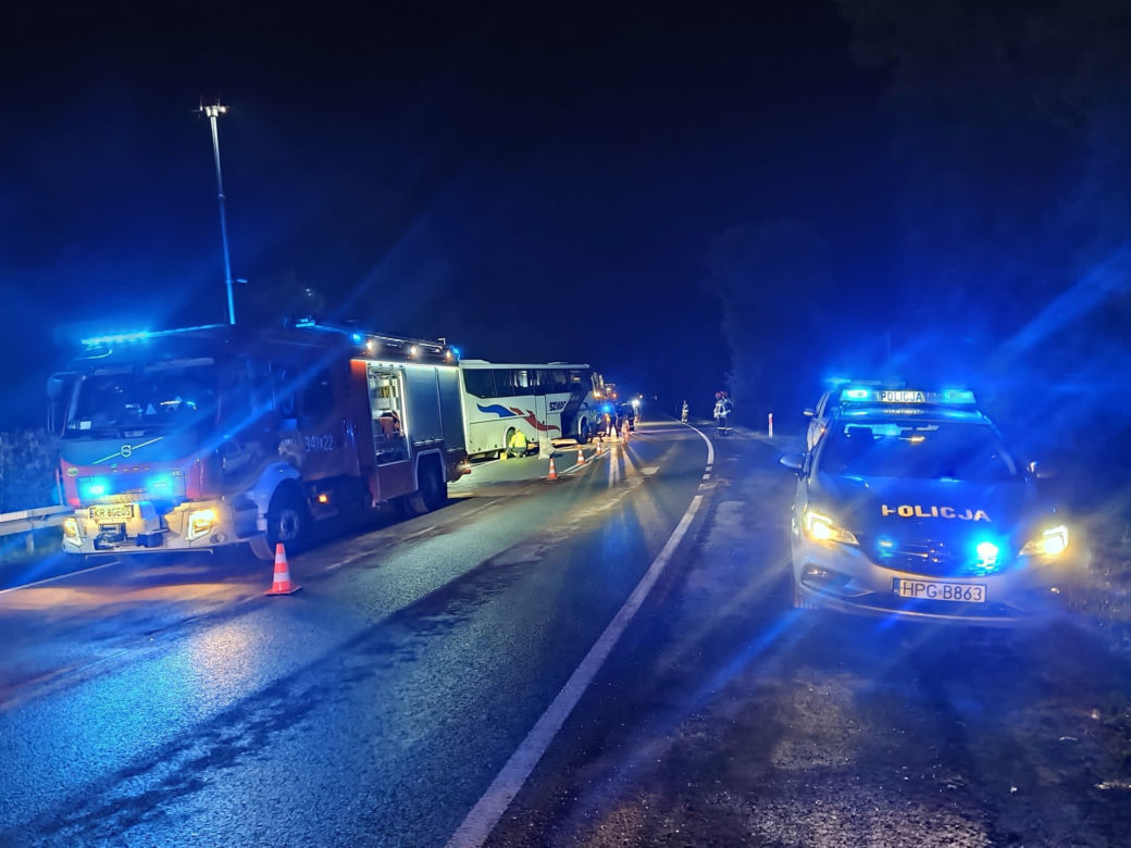 Potężny wyciek po wypadku w Witowicach Górnych. 700 litrów oleju na drodze