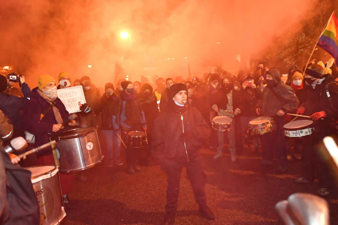 Trwa Strajk Kobiet 20.01.2021. Protest przeniósł się przed Sejm 