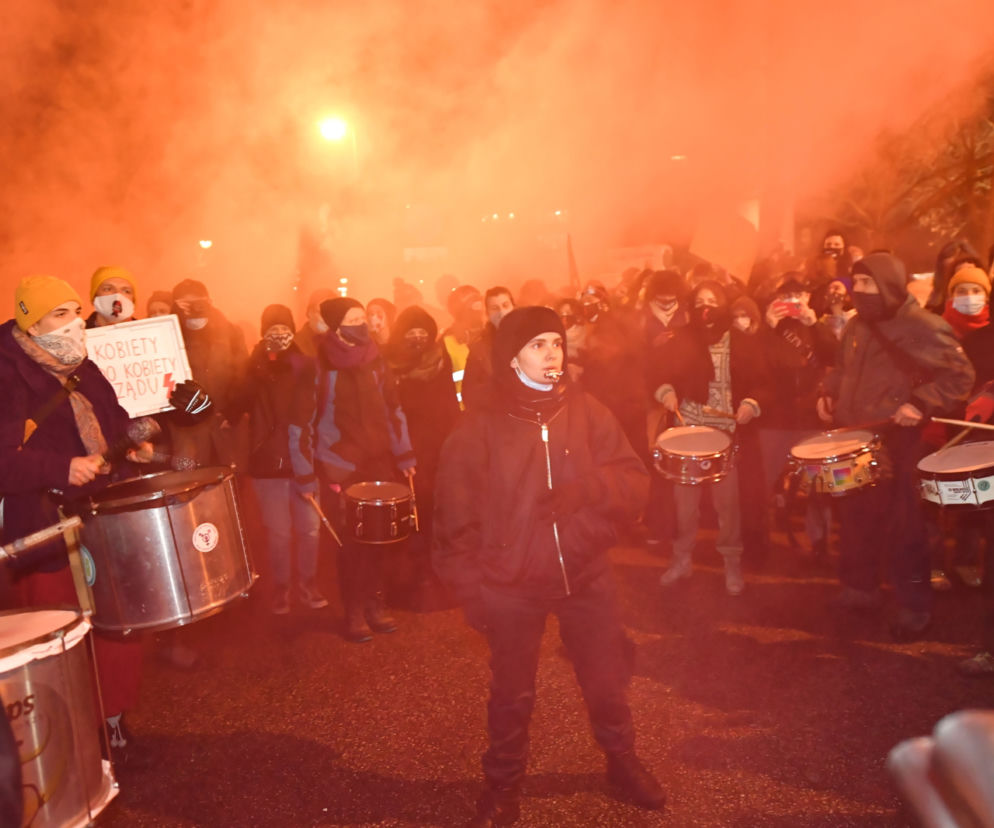 Trwa Strajk Kobiet 20.01.2021. Protest przeniósł się przed Sejm 