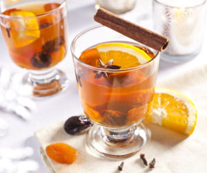 Suszone owoce to podstawa, a ten składnik podkręca smak. Ten wigilijny kompot to świąteczny hit   