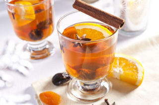 Suszone owoce to podstawa, a ten składnik podkręca smak. Ten wigilijny kompot to świąteczny hit   