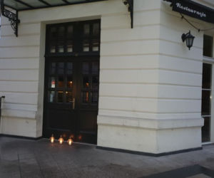 Znicze przed restauracjami w Poznaniu