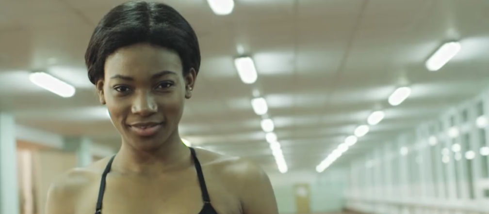 Osi Ugonoh w seksownych szortach reklamuje popularną sieciówkę