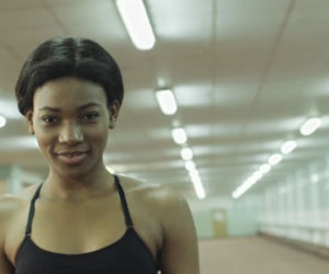 Osi Ugonoh w seksownych szortach reklamuje popularną sieciówkę