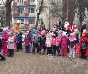 Choinka na LSM jest już ozdobiona. Dzieci przygotowały recyklingowe ozdoby [GALERIA, WIDEO]