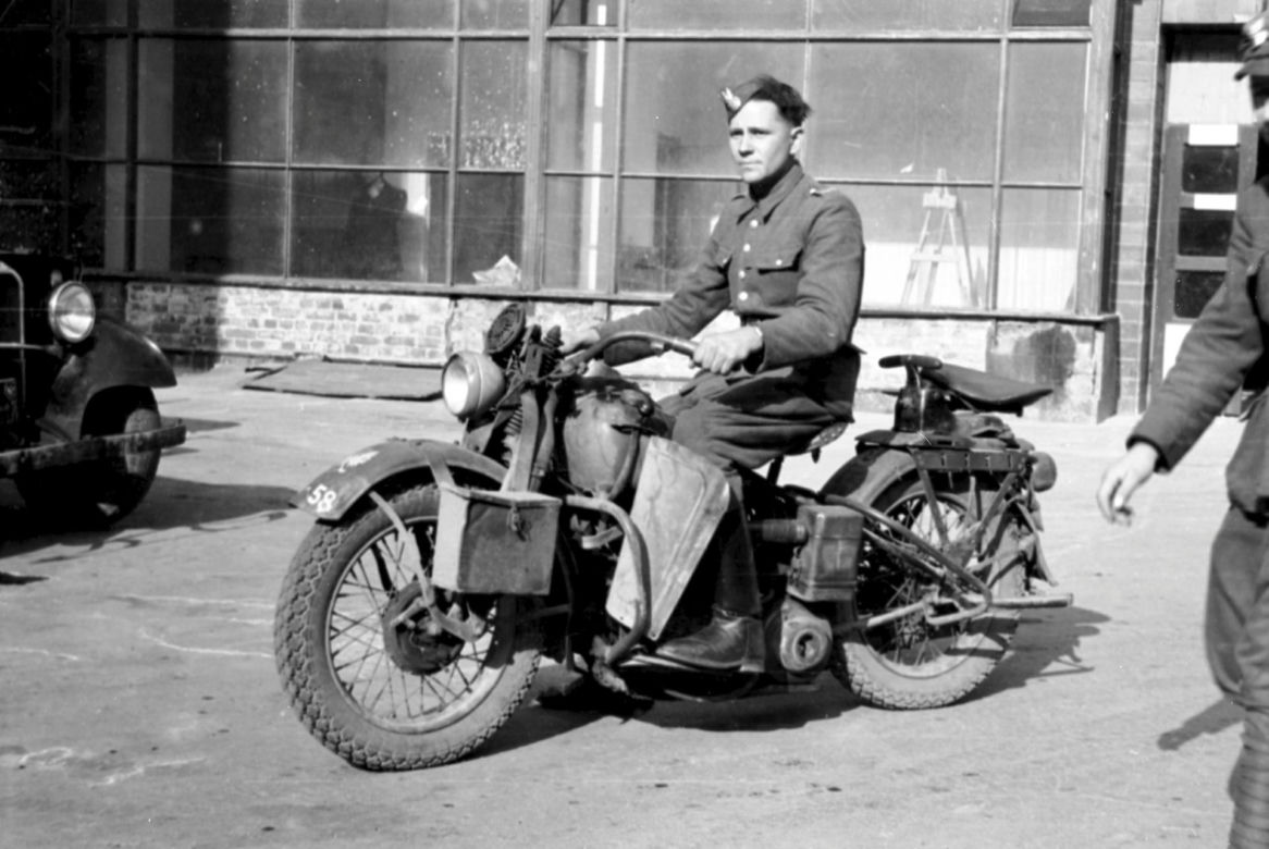 Żołnierz Wojska Polskiego na motocyklu Sokół, 1950