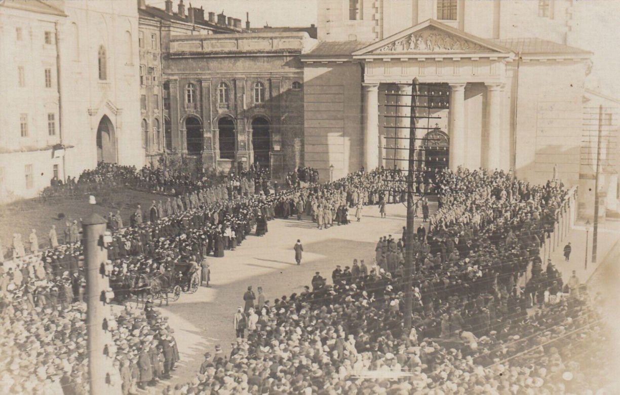 Jeden z pierwszych barokowych budynków wzniesionych poza Włochami. Znajduje się w stolicy woj. lubelskiego!