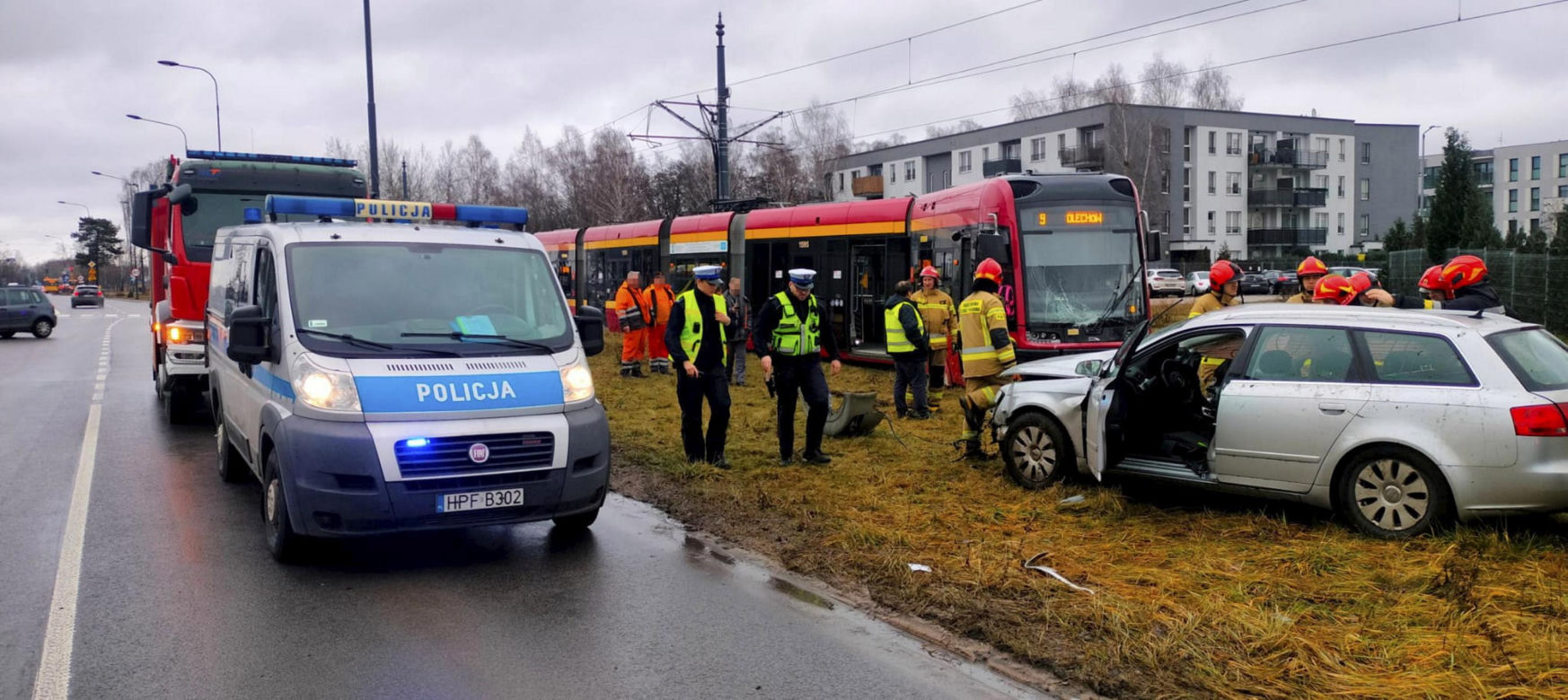 Koszmarny wypadek w Łodzi. Tramwaj i osobówka zderzyły się na Hetmańskiej [ZDJĘCIA].