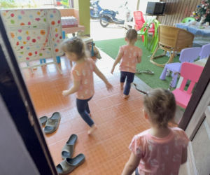 Tak żyje rodzina pięcioraczków w Tajlandii