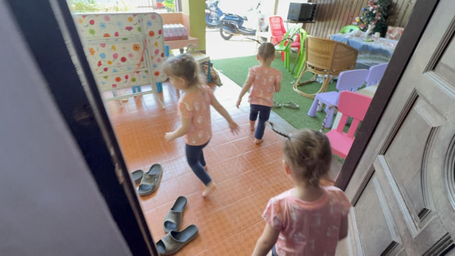 Tak żyje rodzina pięcioraczków w Tajlandii