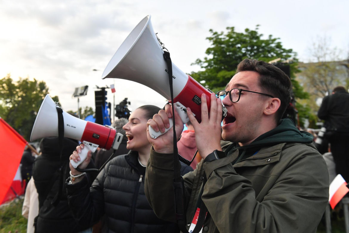 Tłumy pod siedzibą TVP. Debatę Trzaskowski–Nawrocki oglądają na telebimie