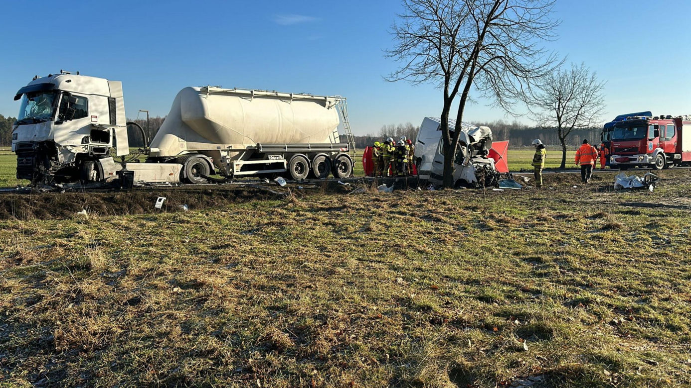 Śmiertelny wypadek pod Opocznem. 39-latek z busa nie przeżył zderzenie z tirem