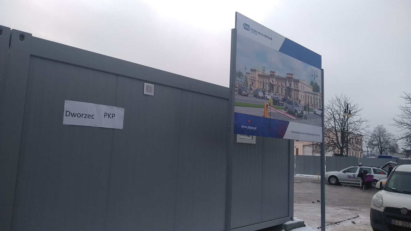 Białystok: W kasie dworca jak w konfesjonale. KLĘCZAŁA, żeby kupić bilet 