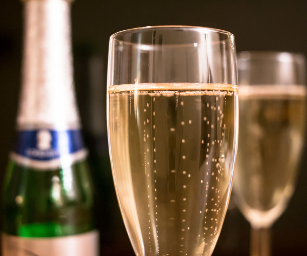 Szampan, piwo, wódka, a może drink? Jak szybko pozbędziemy się alkoholu po ich wypiciu? [KALKULATOR PROMILI]
