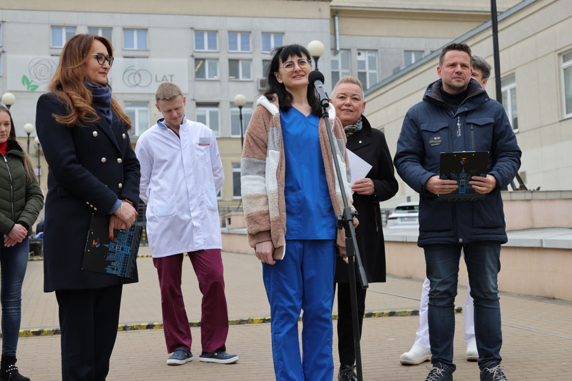 Warszawa zatrudnia medyków z Ukrainy. Konferencja Rafała Trzaskowskiego pod Szpitalem Bielańskim.
