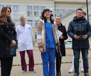 Warszawa zatrudnia medyków z Ukrainy. Konferencja Rafała Trzaskowskiego pod Szpitalem Bielańskim.