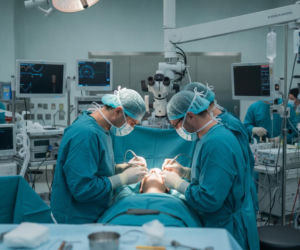 „Nigdy tak dobrze nie spałem”. Pierwsza taka operacja na Alzheimera w Polsce