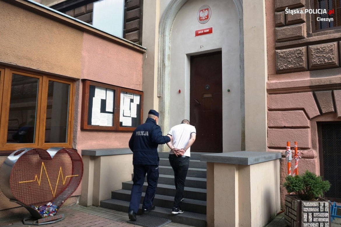 Zamówili kurs, a potem ukradli taksówkę. "Zagrozili kierowcy nożem"