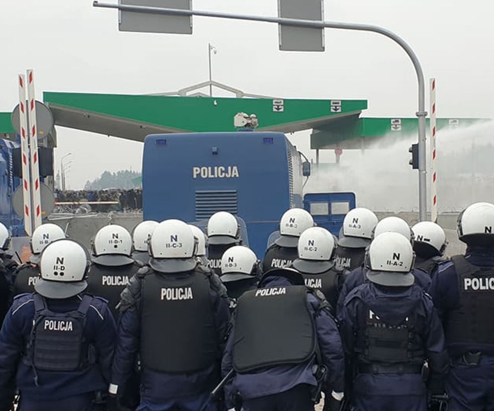 Kuźnica. Polski policjant ciężko ranny w głowę. Migranci atakują granicę