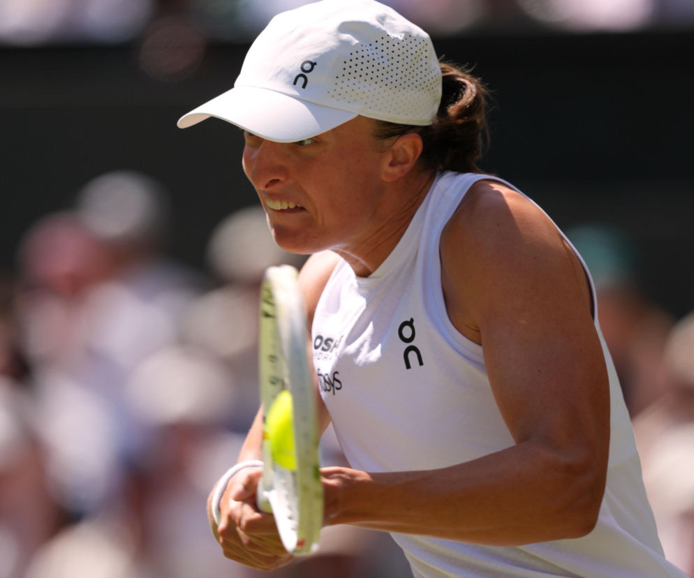 Iga Świątek skupiona na uderzeniu piłki podczas meczu. O premiach w WTA Toronto przeczytasz na SE Supersport.