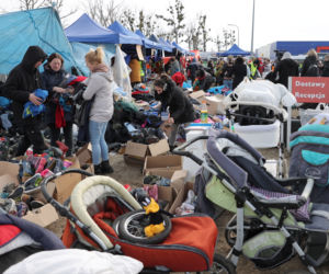 Miasteczko pomocy dla uchodźców z Ukrainy na parkingu w Przemyślu