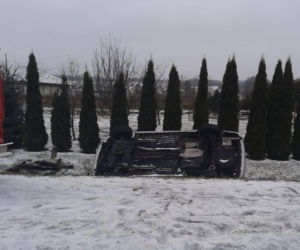 Poranny wypadek w Niegłowicach po Jasłem. Samochód wjechał do rowu i dachował