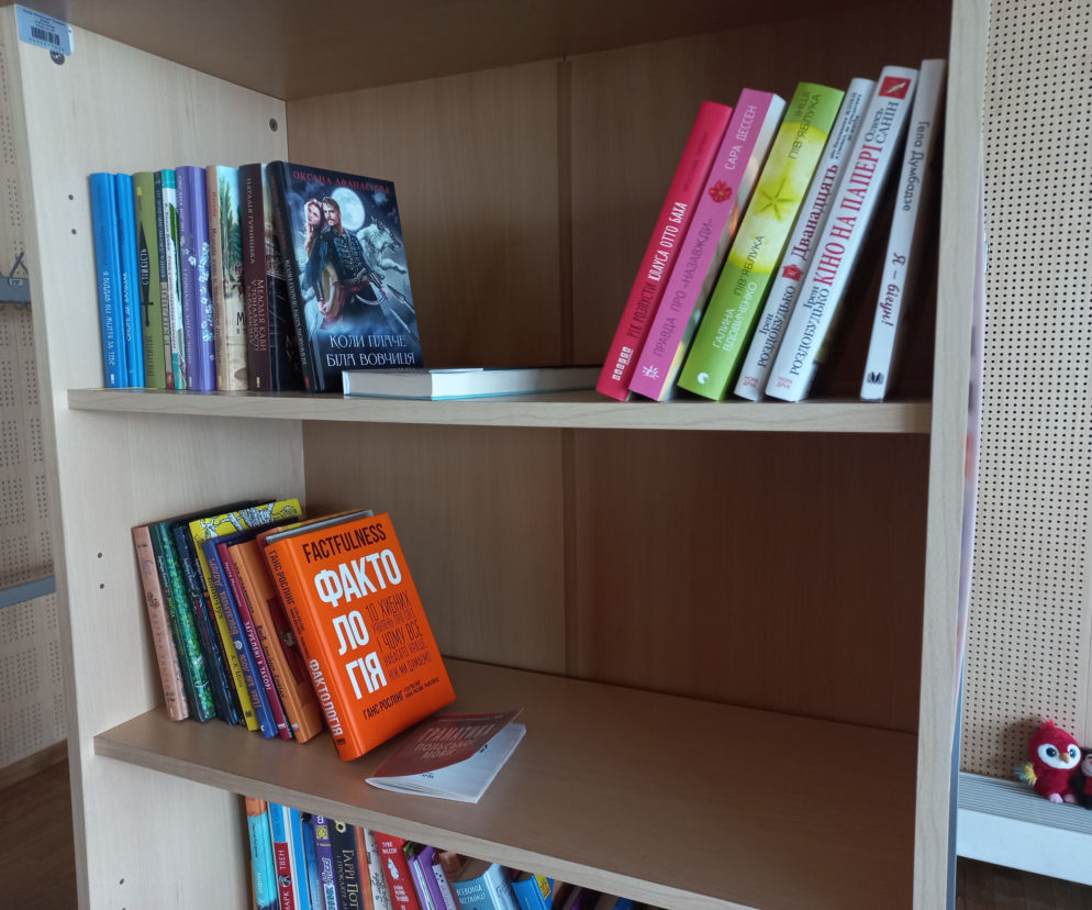 Biblioteczka mieści się przy Internet Work Cafe na I piętrze urzędu dzielnicy