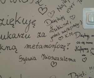 Takie wyznania zostawiają na ścianach klientki salonu!