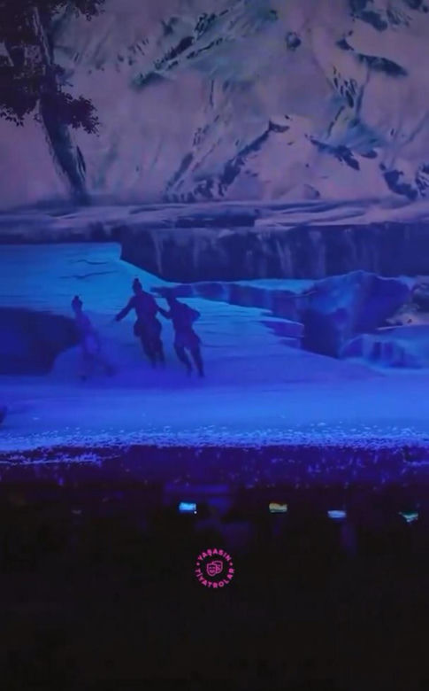 Wstrząsające sceny w teatrze. Na widownię nagle wybiegło 30 wilków! Wielka panika