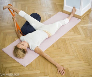 Ćwiczenia (asany) na ból miesiączkowy: supta padangusthasana