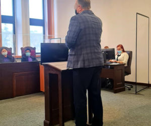 Dawid M. podźgał taksówkarza nożem. Stanął przed sądem