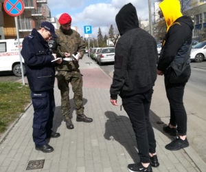 Wojsko ruszyło na ulice Torunia. Wspiera policję w działaniach 