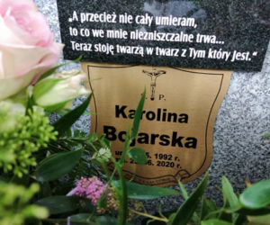 Tarnów. Ostatnie pożegnanie Karoliny Bojarskiej. Grobowiec utonął w kwiatach 