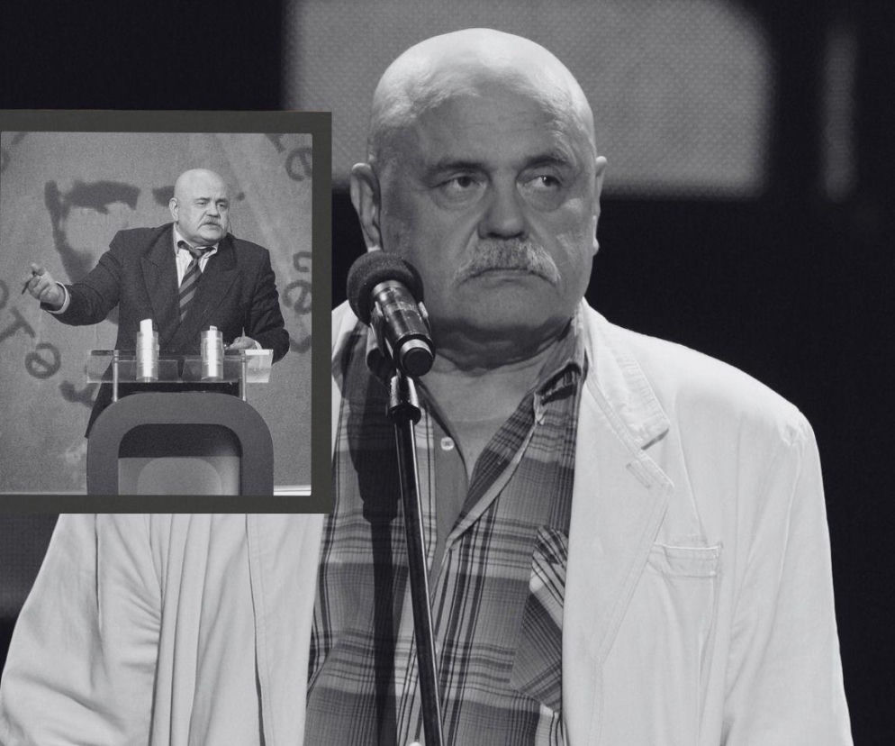 Artysta Stanisław Szelc przy mikrofonie. Na wstawce występuje na scenie. O pożegnaniu satyryka przeczytasz w Eska.