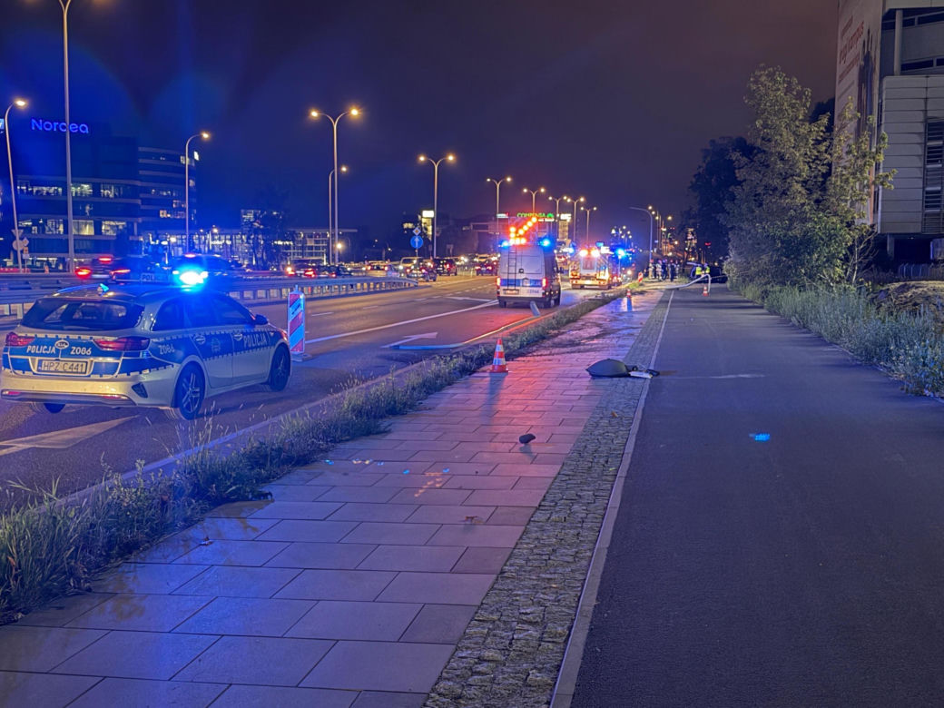 hrysler staranował trzy latarnie i uderzył w ogrodzenie. Świadkowie zatrzymali autobus i pobiegli na ratunek