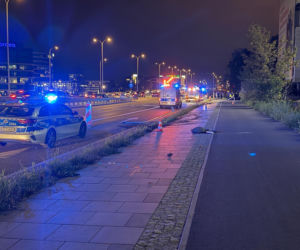 hrysler staranował trzy latarnie i uderzył w ogrodzenie. Świadkowie zatrzymali autobus i pobiegli na ratunek