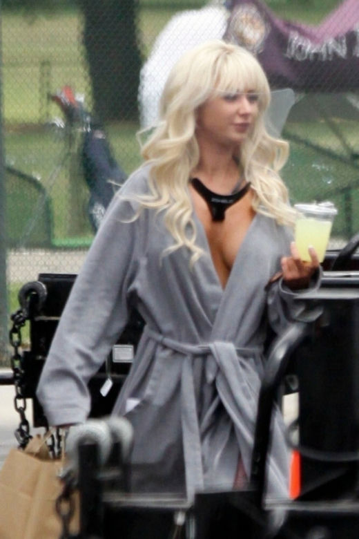 Pamela Anderson może być tylko jedna? Lily James udowadnia, że nie