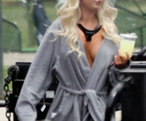 Lily James zachwyca w roli Pameli Anderson. Kopia lepsza od oryginału? 