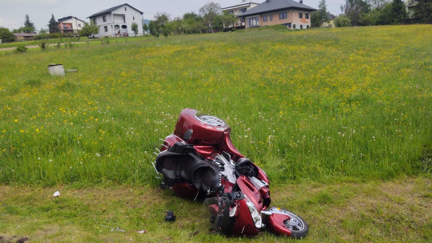 Ptaszkowa. Stracił panowanie nad hondą i wpadł do przydrożnego rowu. Motocyklista w szpitalu