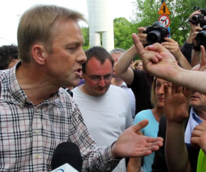 Poseł pirat udaje głupka