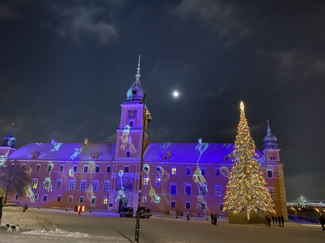 Warszawska iluminacja w śnieżny wieczór