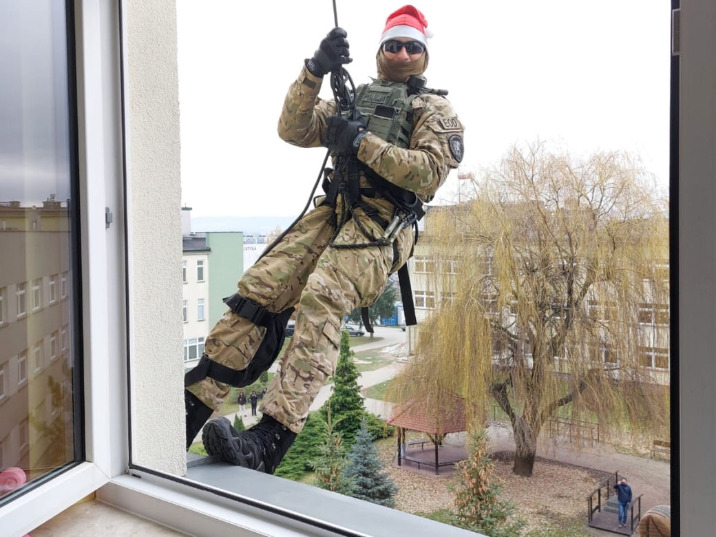 Myszka Miki, mali pacjenci i... kontrterroryści! Takiej mikołajkowej niespodzianki nikt się nie spodziewał